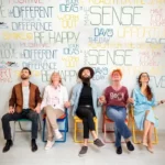 photo de groupe de travail devant un mur d'inspiration branding, créativité, esprit d'équipe